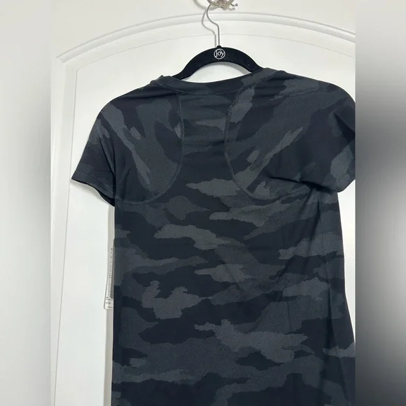 Athleta Momentum Camo Black Seamless T Shirt size small atheisure athletic NWT - Picture 11 of 13
